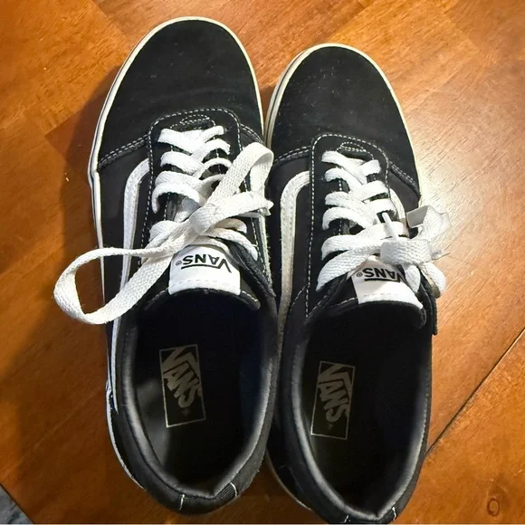 Youth 6 Vans Classic Black and White Low-Tops - Picture 2 of 9